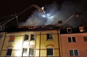 Feuerwehr Essen: FW-E: Dachstuhlbrand in Mehrfamilienhaus in Essen-Altenessen, eine Person durch Rettungsdienst versorgt