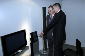Bang & Olufsen Deutschland GmbH: muba 2005: Dänische Sonderschau mit Bang & Olufsen - Prinz Henrik eröffnet muba und besucht 50-Jahre-TV-Ausstellung von Bang & Olufsen