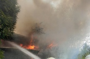 Feuerwehr Bremerhaven: FW Bremerhaven: Garagenbrand im Eckernfeld, eine Person vermisst!