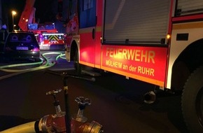 Feuerwehr Mülheim an der Ruhr: FW-MH: Menschenrettung aus brennendem Dachgeschosszimmer #fwmh