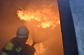 Feuerwehr Dortmund: FW-DO: 12.05.2022 - Feuer in Lütgendortmund Dachgeschosswohnung brennt in voller Ausdehnung