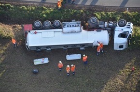 Polizeiinspektion Nienburg / Schaumburg: POL-NI: Gefahrgut-LKW von Straße abgekommen und umgekippt -Bild im Download-