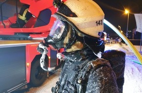 Feuerwehr Mülheim an der Ruhr: FW-MH: Großbrand in Mülheim an der Ruhr. Zahlreiche Feuerwehren aus NRW im Einsatz.