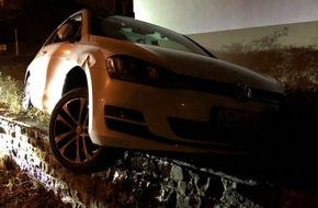 Polizei Aachen: POL-AC: Pkw schleudert nach Unfall auf Mauer