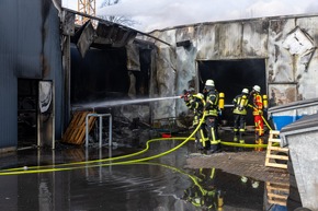 FW Porta Westfalica: 10.03.2026 - Gro&szlig;brand einer KFZ-Werkstatt in Porta Westfalica Barkhausen