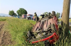 Polizei Minden-Lübbecke: POL-MI: Drei Verletzte und zwei total beschädigte Autos nach Unfall