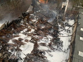 FW-Erkrath: Großbrand einer Lagerhalle in Erkrath-Hochdahl - Folgemeldung