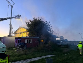 FW Rheurdt: Feuerwehr bekämpft massiven Dachstuhlbrand