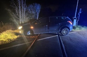 Bundespolizeiinspektion Kaiserslautern: BPOL-KL: Gefährlicher Eingriff in den Bahnverkehr - Fahrzeug landet im Gleisbett