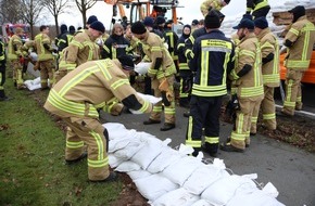 Kreisfeuerwehr Oldenburg: FW-OLL: UPDATE: Hochwasser in Sandkrug - Deich nässt durch - Weitere Sicherungsmaßnahmen erfolgen