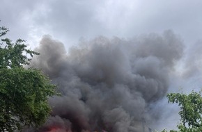 Feuerwehr Neumünster: FW Neumünster: Feuerwehr Neumünster im Großeinsatz: Mehrere Gartenlauben in Vollbrand, schwierige Wasserversorgung erschwert Löscharbeiten