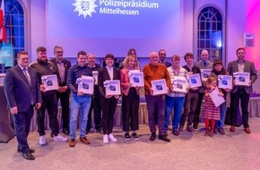 Polizeipräsidium Mittelhessen - Pressestelle Wetterau: POL-WE: Gießen: Bürgerehrung im Polizeipräsidium Mittelhessen