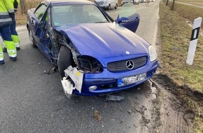 Polizeiinspektion Cuxhaven: POL-CUX: Verkehrsunfall zwischen Osterbruch und Otterndorf - Fahrzeugf&uuml;hrerin leicht verletzt (Foto im Anhang)