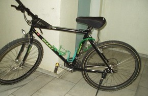 Polizei Düsseldorf: POL-D: Polizei Düsseldorf bietet zwei Ausbildungsplätze als Kfz.- Mechatroniker/-in an// Nach nächtlichem Schwimmen in Benrath am Zaun hängen geblieben//Mit Fahrrad auf Raubtour - Foto des Rades