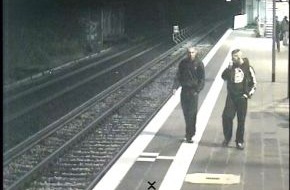 Polizeidirektion Bad Segeberg: POL-SE: Halstenbek - Kriminalpolizei sucht mit Fahndungsfotos nach zwei Männern nach bewaffneter, schwerer räuberischer Erpressung