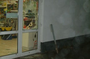 Polizeiinspektion Hameln-Pyrmont/Holzminden: POL-HOL: Holzminden, Gewerbegebiet Bülte - mit Pflasterstein Scheibe eingeschlagen: Für Diebesgut blieb keine Zeit - Aber Täter konnte unerkannt entkommen -