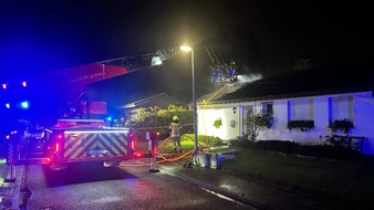 Feuerwehr Gronau: FW Gronau: Dachstuhlbrand am Wieselweg