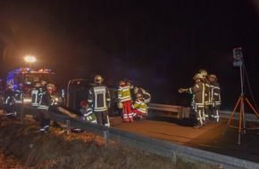 Feuerwehr Lennestadt: FW-OE: Verkehrsunfall mit eingeklemmter Person - Feuerwehr befreit Fahrer aus PKW