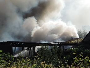 FW-KLE: Abschlussmeldung: Lagerhallenbrand in Bedburg-Hau. Schwierige Löscharbeiten. Halle ist einsturzgefährdet.