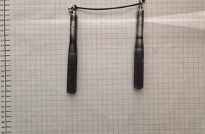 Bundespolizeidirektion Sankt Augustin: BPOL NRW: Mit Nunchaku unterwegs - Bundespolizei ermittelt nach Versto&szlig; gegen das Waffengesetz