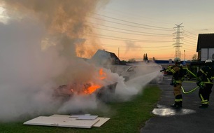 Feuerwehr Herdecke: FW-EN: Baucontainer brannte in voller Ausdehnung