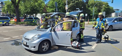 Feuerwehr Essen: FW-E: Verkehrsunfall in Essen-Nordviertel: Feuerwehr befreit eingeklemmte Person