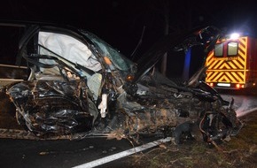 Kreispolizeibehörde Herford: POL-HF: SUV prallt gegen zwei Bäume -
Unfallverursacher war alkoholisiert