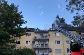 Feuerwehr und Rettungsdienst Bonn: FW-BN: Dachstuhlbrand in Plittersdorf - Bewohner konnten sich ins Freie retten