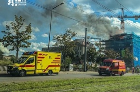 Feuerwehr Dresden: FW Dresden: Dachstuhlbrand in den Fr&ouml;belh&ouml;fen - L&ouml;scharbeiten dauern an