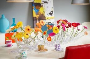 Blumenbüro: Ausgefallene Tischdekoration: Der sommerliche Gerbera-Regenbogen (BILD)