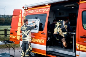 FW Hünxe: 25 Verletzte nach Busunfall - Feuerwehr Hünxe übt den Ernstfall