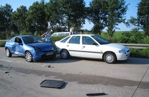 Polizeiinspektion Hildesheim: POL-HI: Hohes Verkehrsaufkommen, Hitze und Unachtsamkeit sind vermtl. Ursache für Verkehrsunfall mit 2 Verletzten und 4 beschädigten Fahrzeugen auf Autobahn bei Derneburg