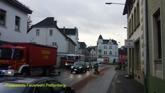Feuerwehr Plettenberg: FW-PL: Während Tunnelvollsperrung. Große Ölspur über die Bahnhofstraße