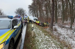 Polizeipräsidium Rostock: POL-HRO: Eine Schwerverletzte nach Glätteunfall auf der B321