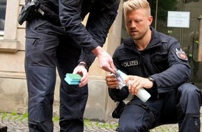 Polizeidirektion Osnabr&uuml;ck: POL-OS: Gemeinsam erinnern, Haltung zeigen: Polizei reinigt Stolpersteine in Osnabr&uuml;ck