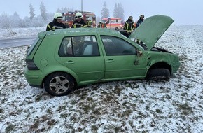 Feuerwehren VG Westerburg: FW VG Westerburg: Fahrzeug kommt von spiegelglatter Fahrbahn ab - Mutter und Sohn kommen mit leichten Verletzungen davon.