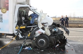 Polizeidirektion Neustadt/Weinstraße: POL-PDNW: Autobahnpolizei Ruchheim - Schwerer Unfall auf der BAB 61