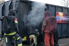 FW Allensbach: Heißausbildung - Brandbekämpfung und Menschenrettung unter realen Bedingungen