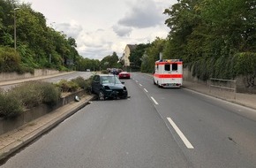 Polizeidirektion Bad Kreuznach: POL-PDKH: Spektakulärer Unfall auf der Gensinger Straße - Alleinbeteiligter PKW-Fahrer überfährt Fahrbahntrennung