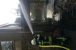Feuerwehr Hattingen: FW-EN: Balkonbrand droht auf Gebäude überzugreifen