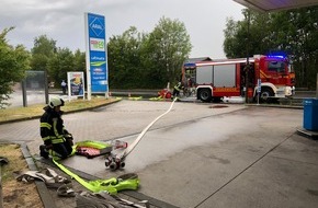 Feuerwehr Sprockhövel: FW-EN: Brand an einer Tankstelle sowie einer Papiertonne