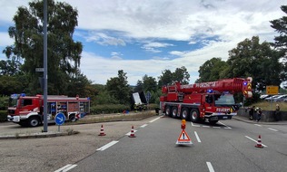 KFV-CW: LKW stürzt Böschung hinunter / Fahrer schwer verletzt / Straße bis frühen Abend gesperrt