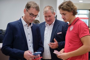 Autogrammstunde in der Filiale Zollstock