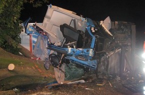 Polizeiinspektion Hameln-Pyrmont/Holzminden: POL-HM: Verkehrsunfall / Kraftfahrer schwer verletzt / LKW kippt um / B240 gesperrt