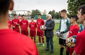 Caritas Schweiz / Caritas Suisse: Fussball, Integration und Fairplay mit Gilbert Gress