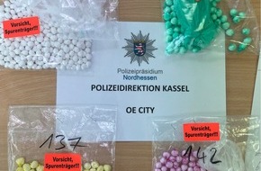 Polizeipräsidium Nordhessen - Kassel: POL-KS: 644 Plomben Kokain im Wert von 25.000 Euro weggeworfen: Mutmaßlichem Dealer droht U-Haft