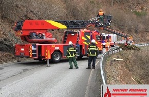 Feuerwehr Plettenberg: FW-PL: OT-Siesel. Bäume auf B 236 sorgten für über zweistündigen Feuerwehreinsatz.