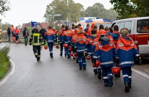 Landesfeuerwehrverband Schleswig-Holstein: FW-LFVSH: Jugendfeuerwehren brechen Weltrekord mit beeindruckender Schlauchleitung