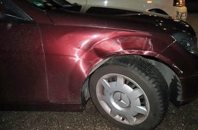 Polizei Mettmann: POL-ME: Gas- mit Bremspedal verwechselt - 82-Jähriger verursacht Verkehrsunfall - Ratingen - 2303040
