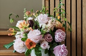 Blumenbüro: Üppige Blüten und sanfte Pastellfarben / Sommer, Sonne, Heiterkeit - herrliche Sommerbouquets mit Pfingstrosen